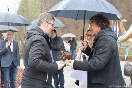 Dobrodošel mamut v Kamniku je dobil svoje mesto bronasti mamut v naravni velikosti, ki stoji v Mamutovem parku (52)